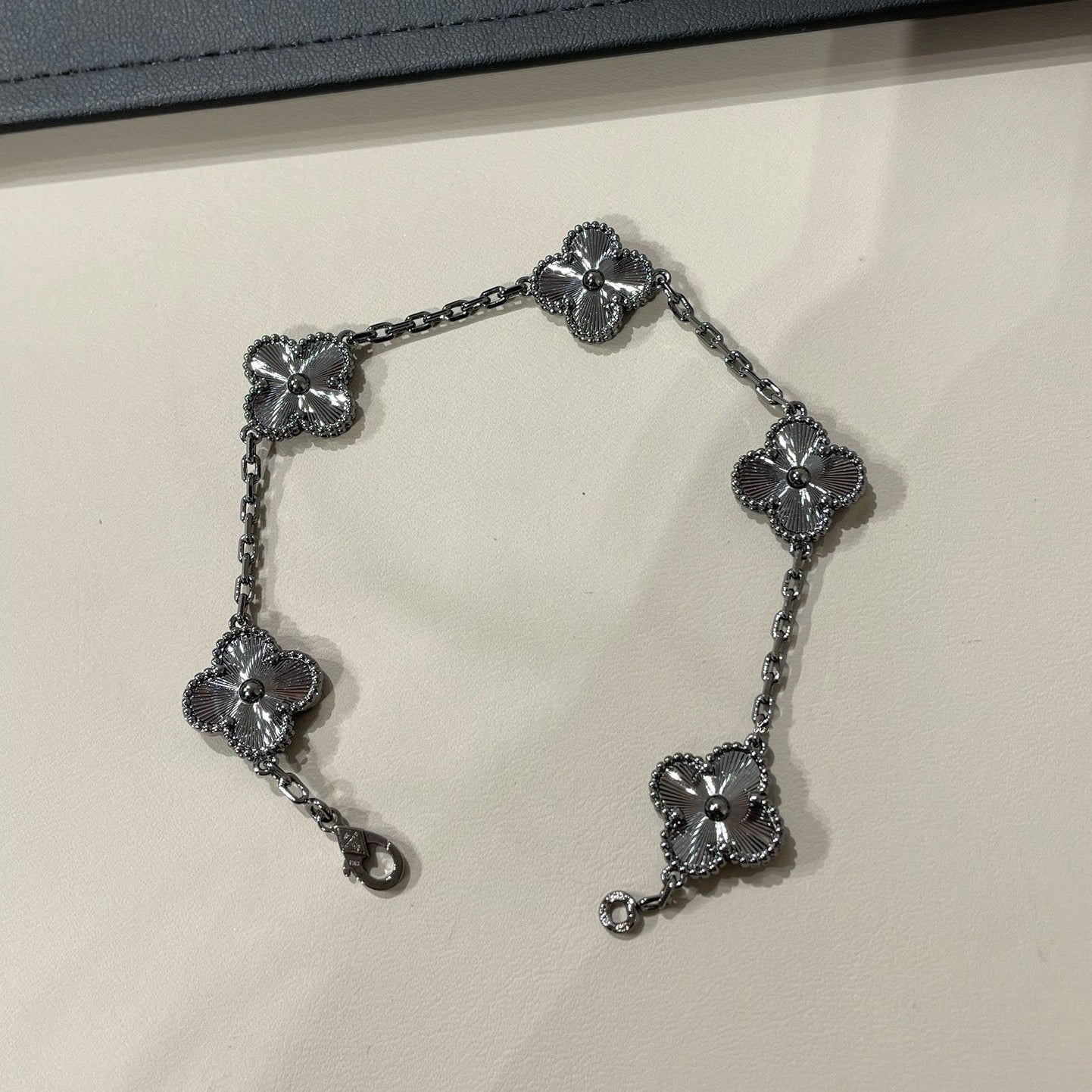 [Okajuri Jewelry]CLOVER 5 MOTIF BLACK BRACELET