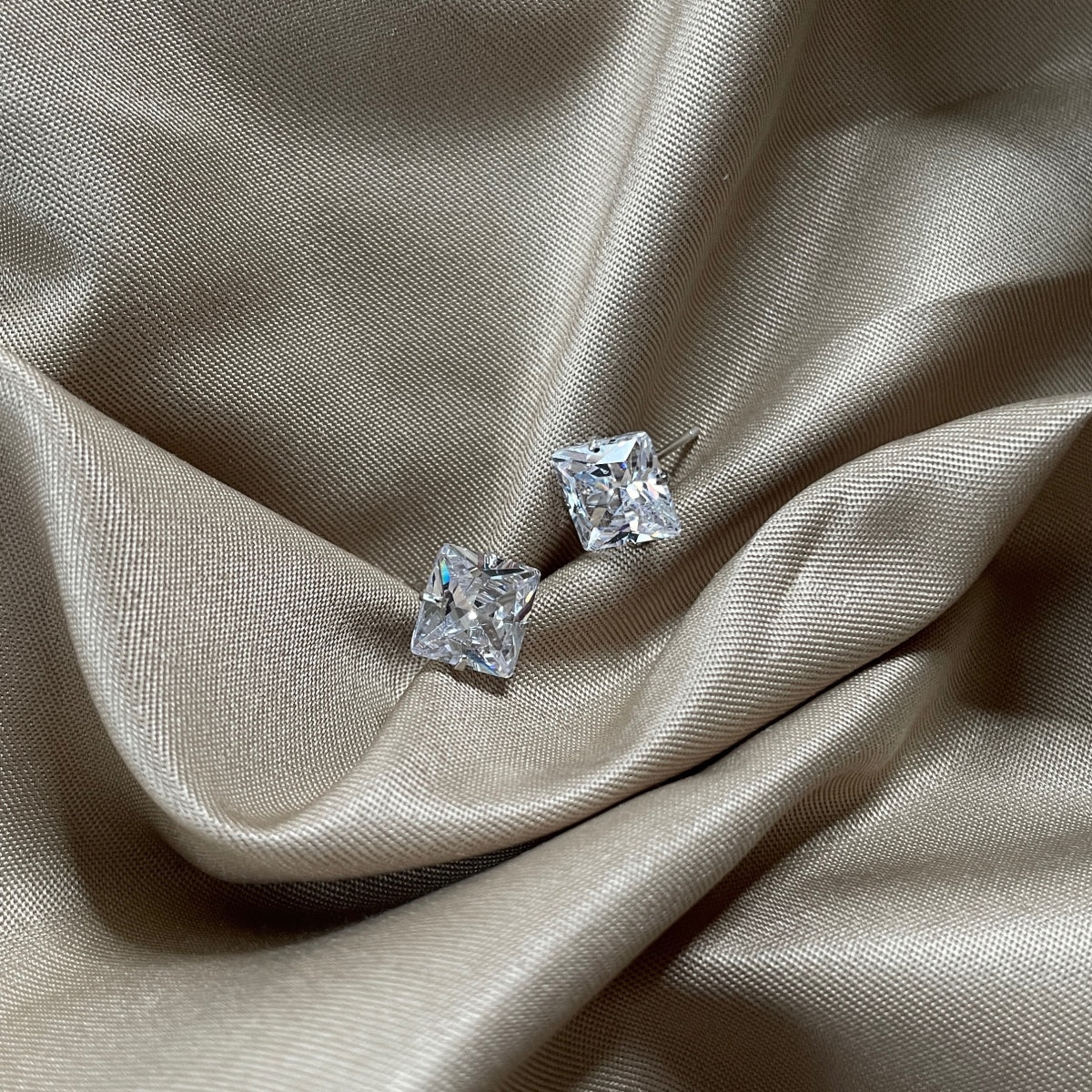 [Okajuri Jewelry]Stylish Shiny Square Center Stone Stud Earrings