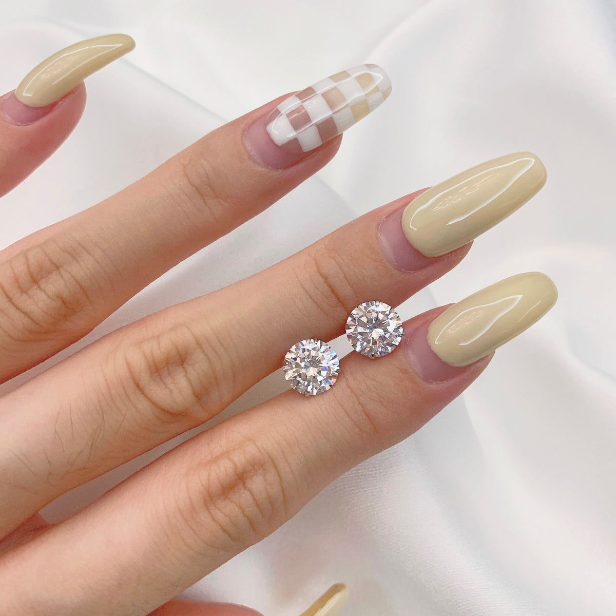 [Okajuri Jewelry]Stylish Shiny Round Center Stone Stud Earrings