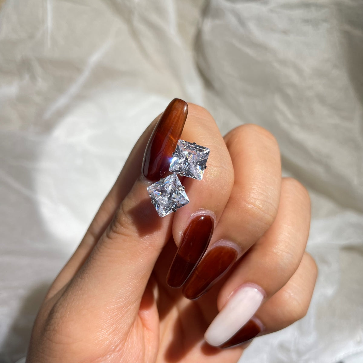 [Okajuri Jewelry]Stylish Shiny Square Center Stone Stud Earrings