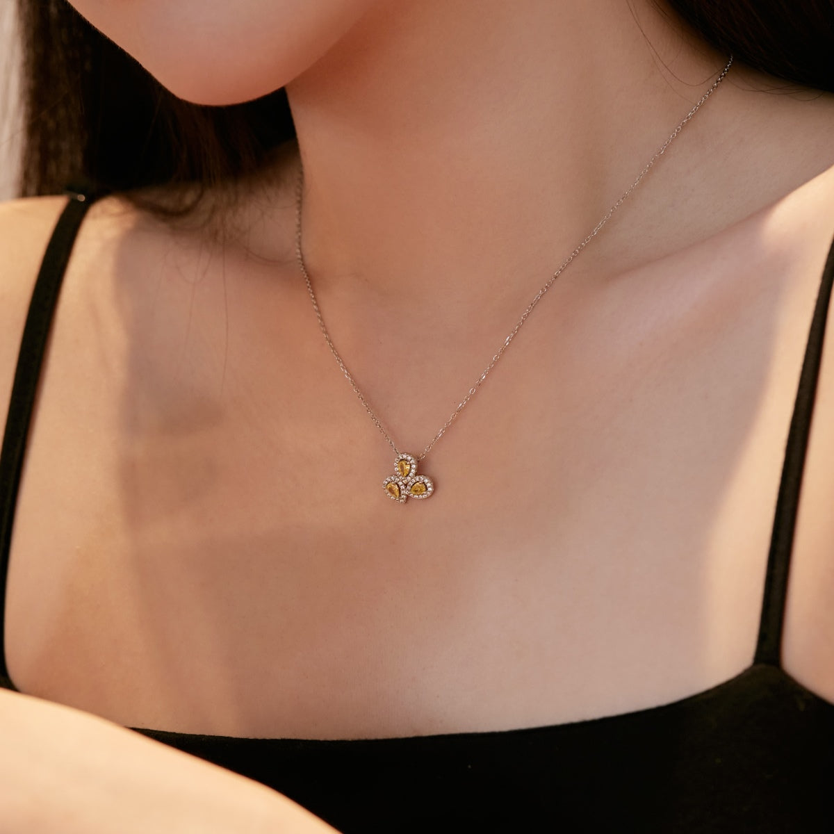 [Okajuri Jewelry]Elegant Flower Shape Pear Cut Necklace