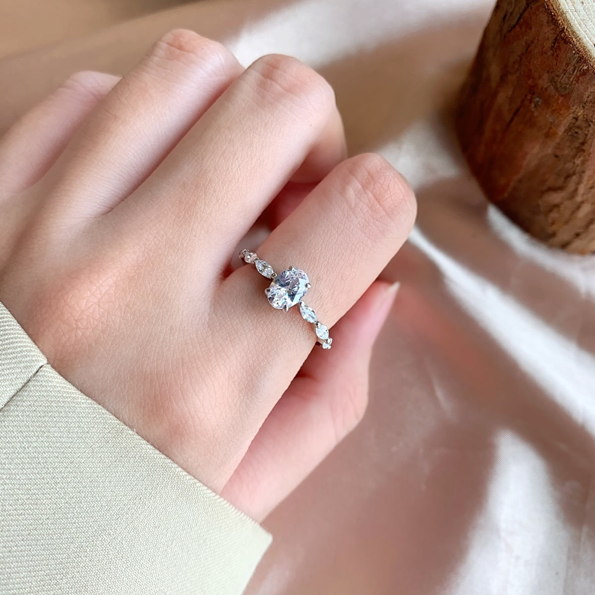 [Okajuri Jewelry]0.75 Carat Luxurious Vibrant Elongated Cushion Cut Daily Ring