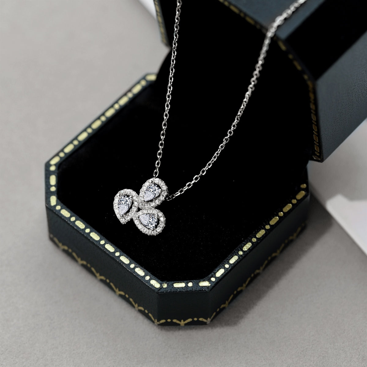 [Okajuri Jewelry]Elegant Flower Shape Pear Cut Necklace