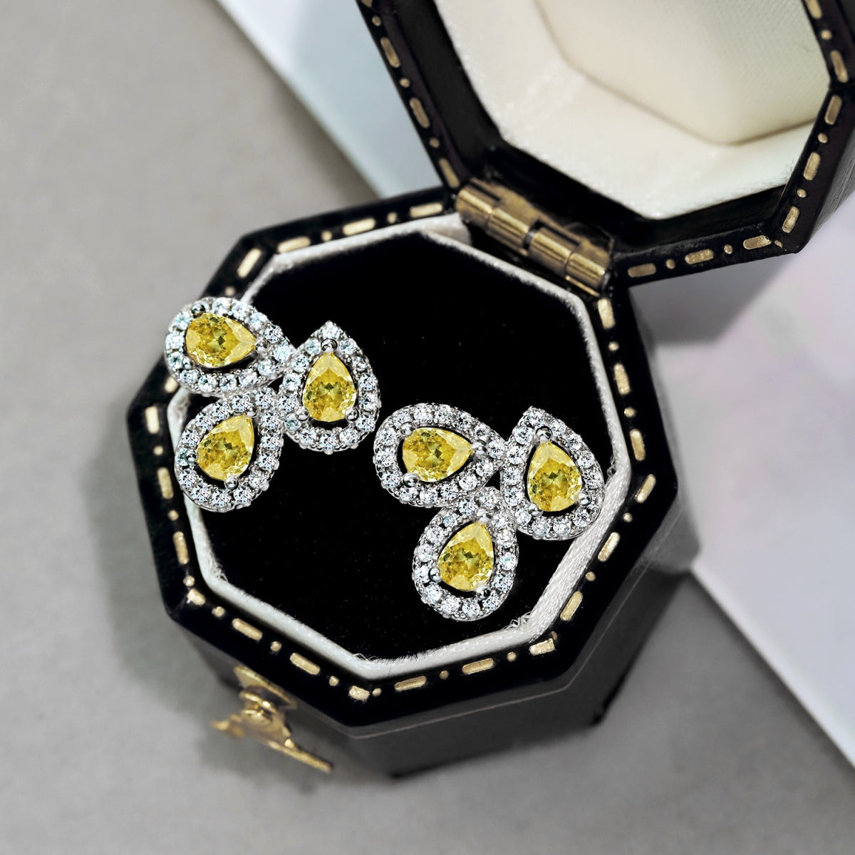 [Okajuri Jewelry]Ornate Flower Shape Pear Cut Lover Earrings