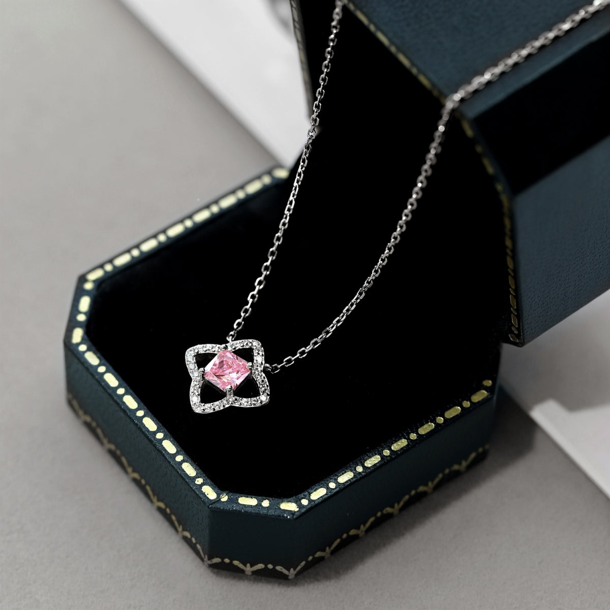 [Okajuri Jewelry]Exquisite Flower Shape Princess Cut Necklace