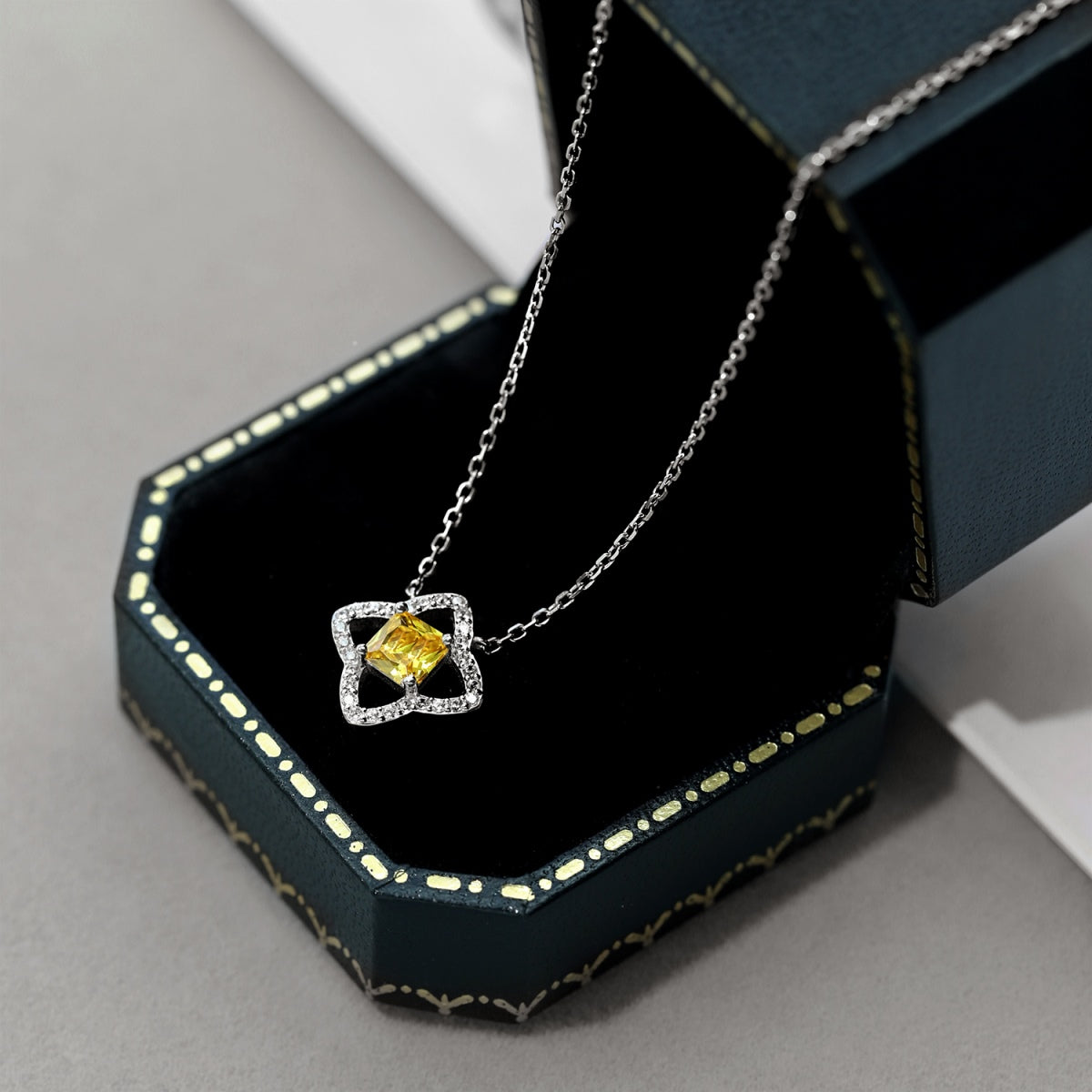 [Okajuri Jewelry]Exquisite Flower Shape Princess Cut Necklace