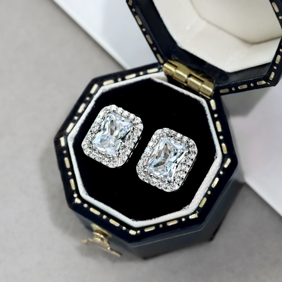 [Okajuri Jewelry]1.0 Carat Luxurious Dainty Emerald Cut Daily Earrings