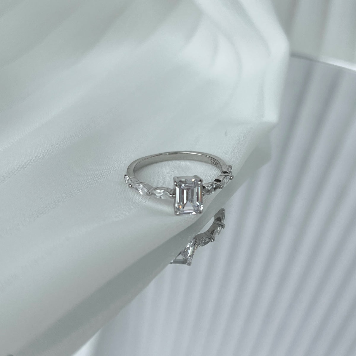 [Okajuri Jewelry]1.0 Carat Dainty Resplendent Radiant Cut Daily Ring