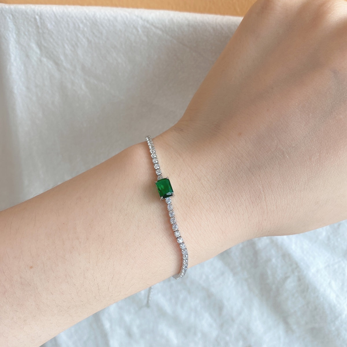 [Okajuri Jewelry]1.0 Carat Unique Emerald Cut Banquet Bracelet
