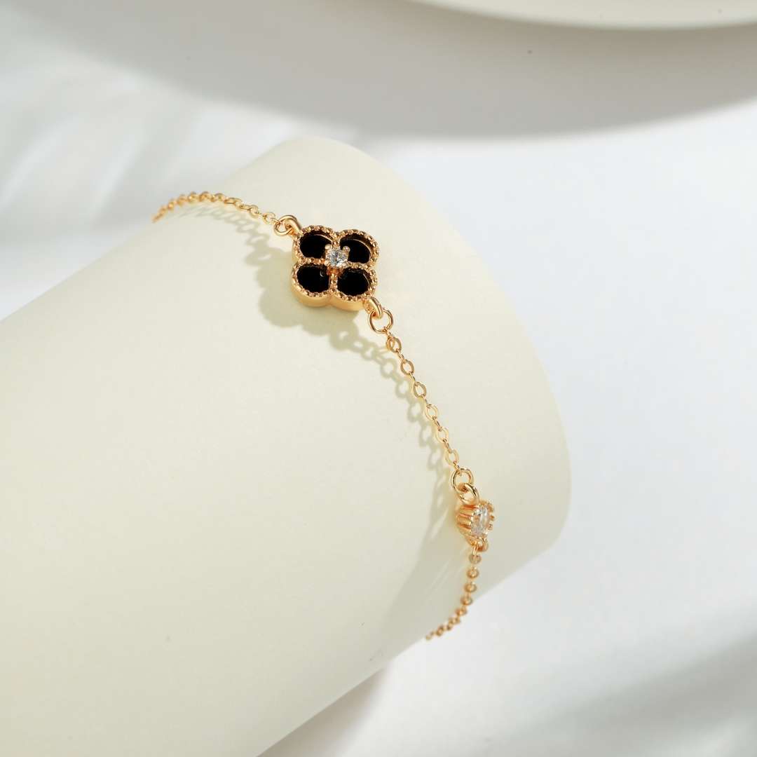 [Okajuri Jewelry]Delicate Four Leaf Clover Bracelet