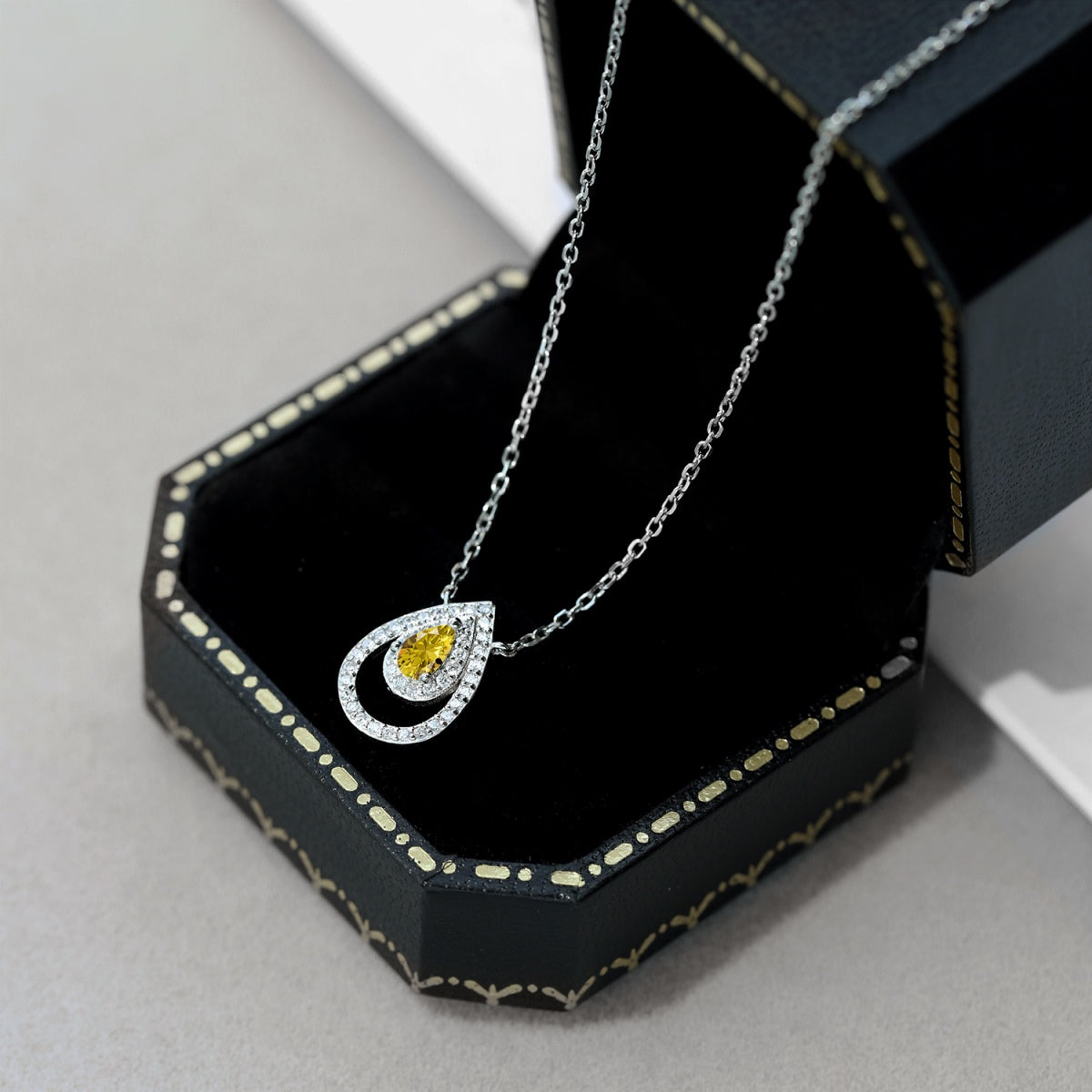 [Okajuri Jewelry]Sparkling Pear Cut Necklace