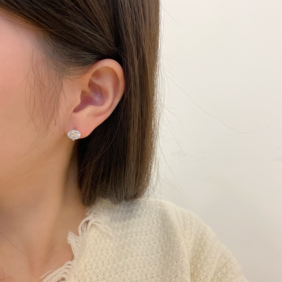 [Okajuri Jewelry]Stylish Shiny Round Center Stone Stud Earrings