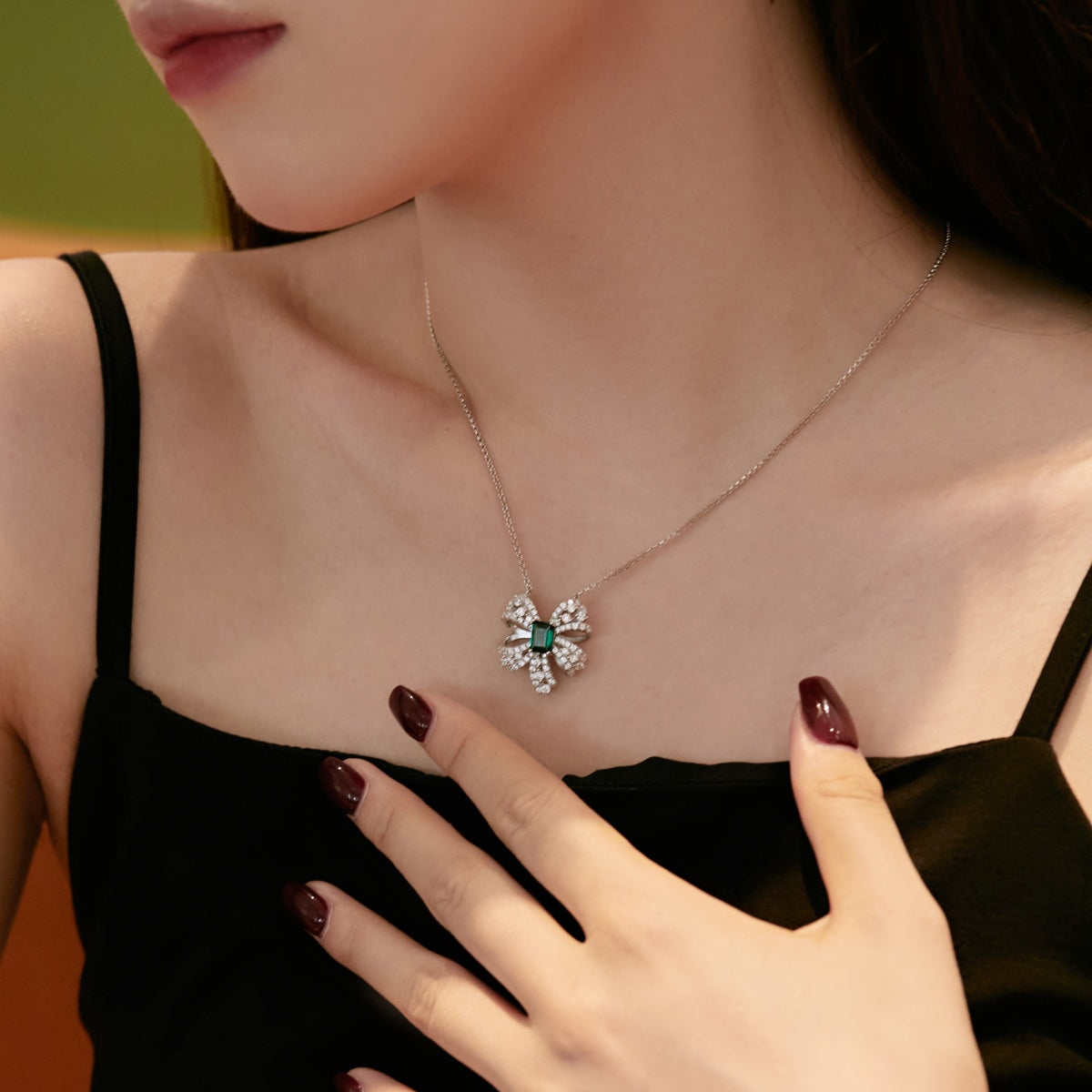 [Okajuri Jewelry]Luxurious Flower Shape Emerald Cut Necklace