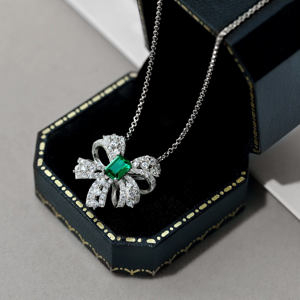 [Okajuri Jewelry]Luxurious Flower Shape Emerald Cut Necklace