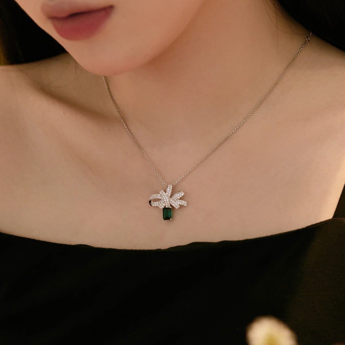 [Okajuri Jewelry]Luxurious Flower Shape Emerald Cut Necklace
