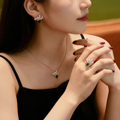 [Okajuri Jewelry]Luxurious Flower Shape Emerald Cut Necklace