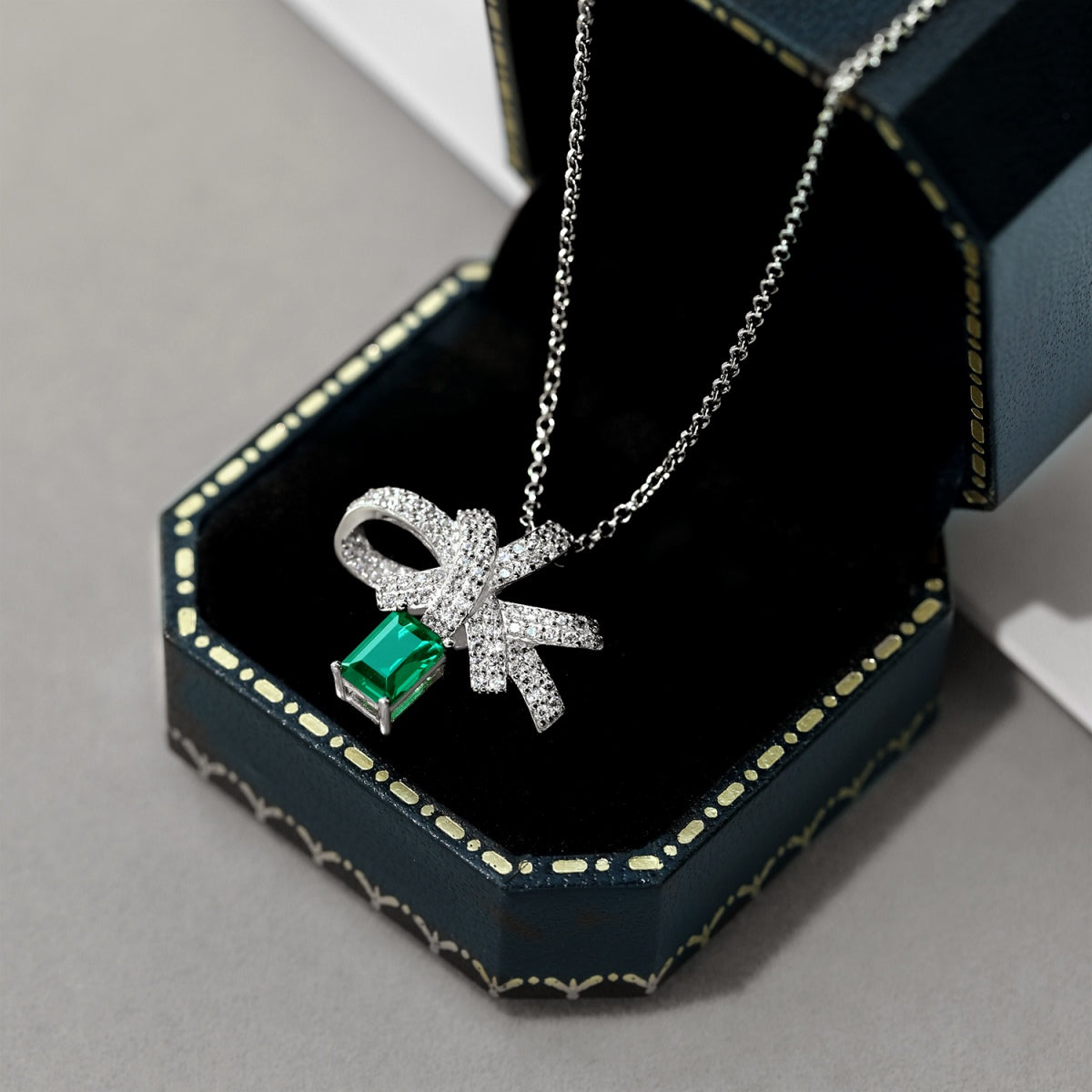 [Okajuri Jewelry]Luxurious Flower Shape Emerald Cut Necklace