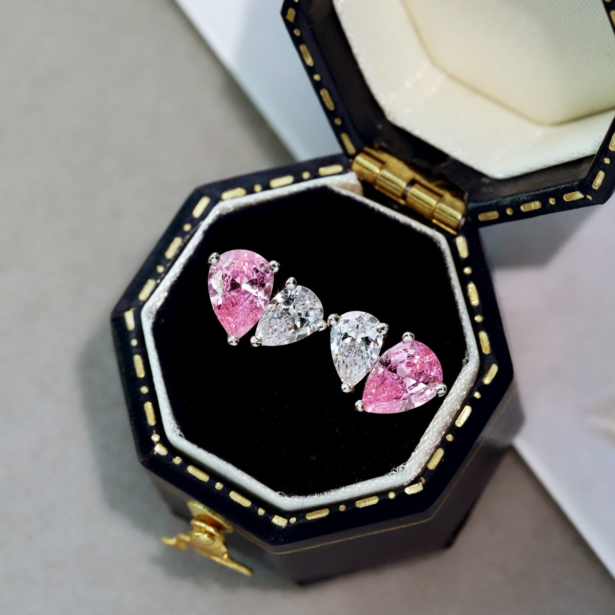 [Okajuri Jewelry]Dazzling Elegant Heart Cut Lover Earrings