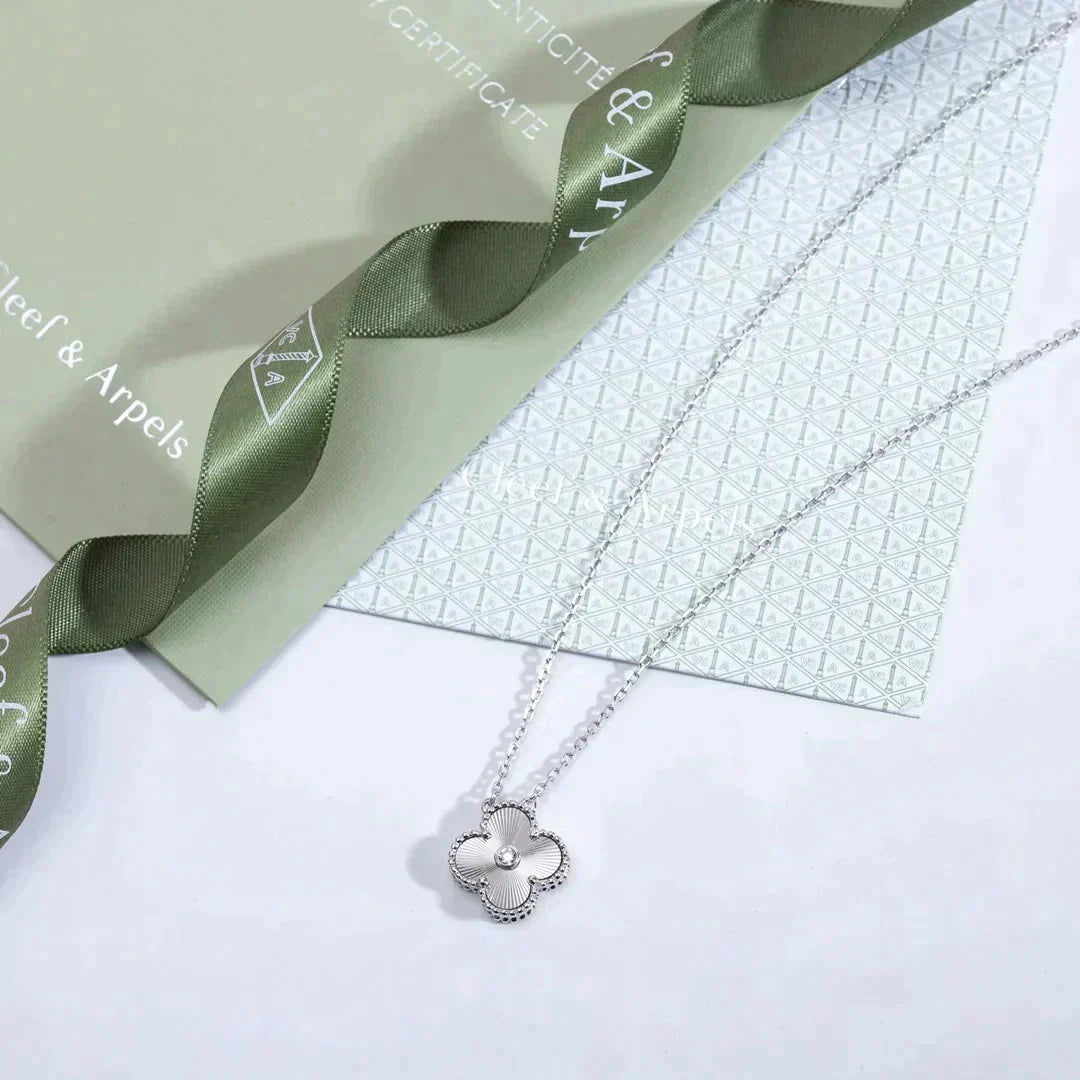 [Okajuri Jewelry]CLOVER  15MM DIAMOND LASER NECKLACE SILVER