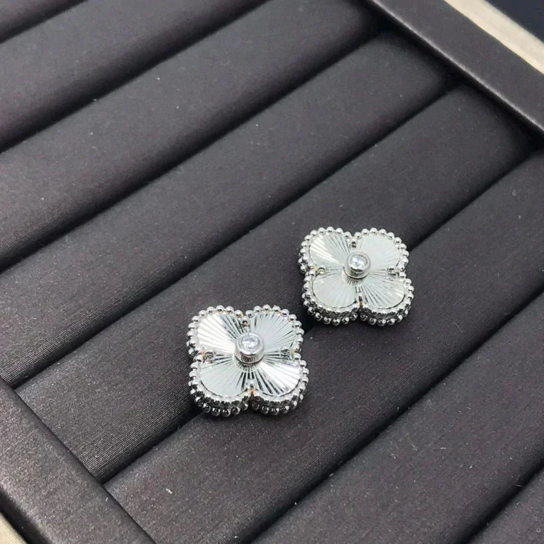 [Okajuri Jewelry]CLOVER MINI 9.5MM LASER EARRINGS