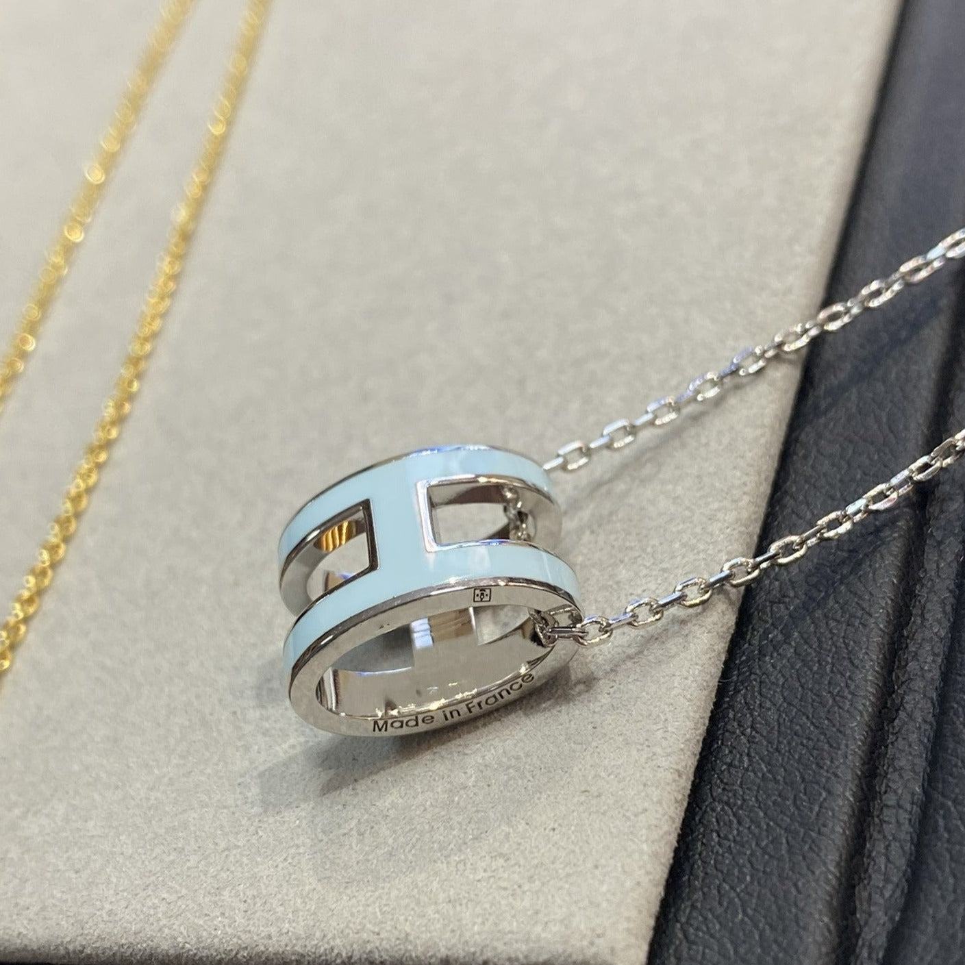 [Okajuri Jewelry]POP H LIGHT BLUE NECKLACE