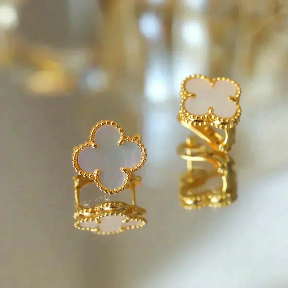 [Okajuri Jewelry]CLOVER MEDIUM 1 MOTIFS  WHITE MOP STUD EARRINGS