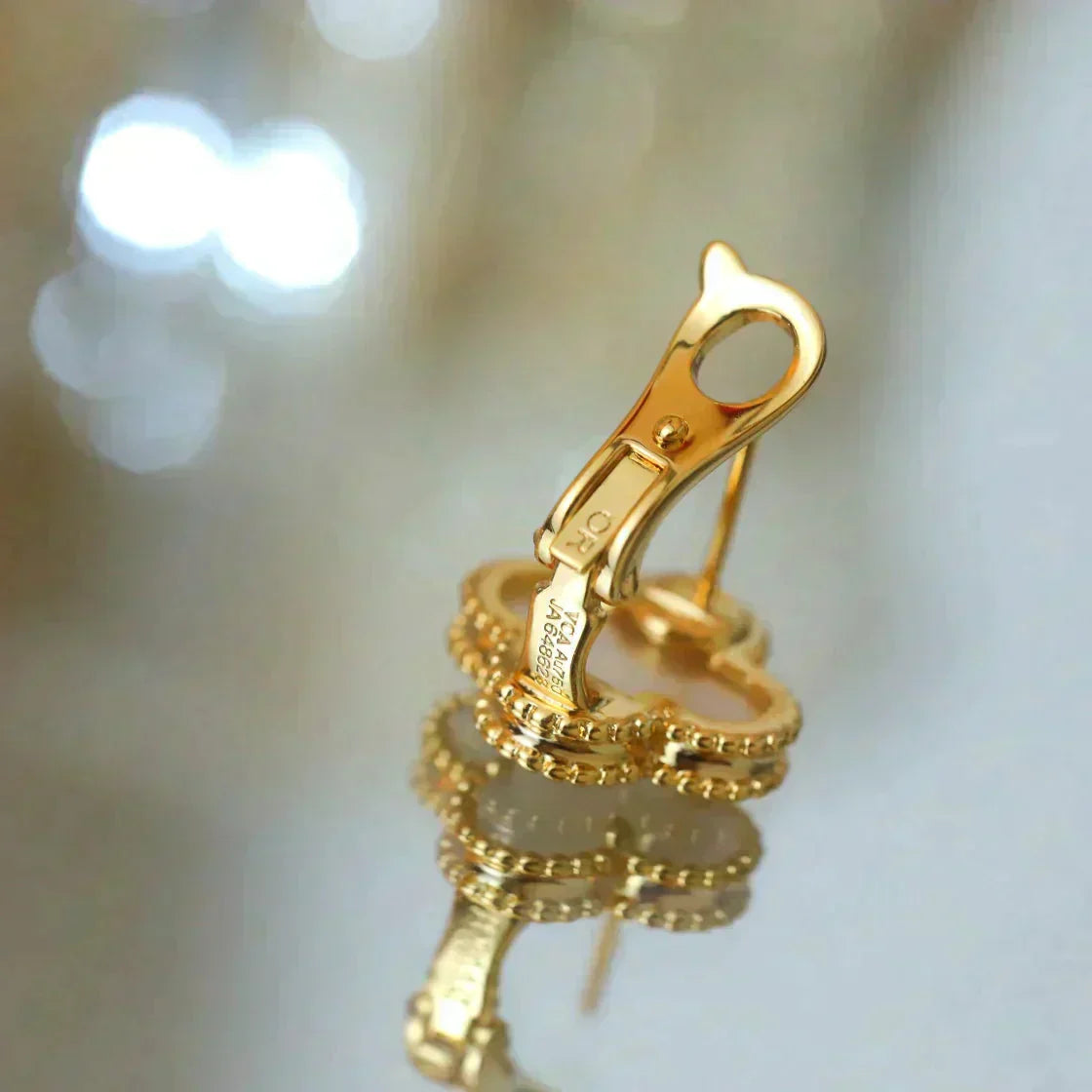 [Okajuri Jewelry]CLOVER MEDIUM 1 MOTIFS  WHITE MOP STUD EARRINGS