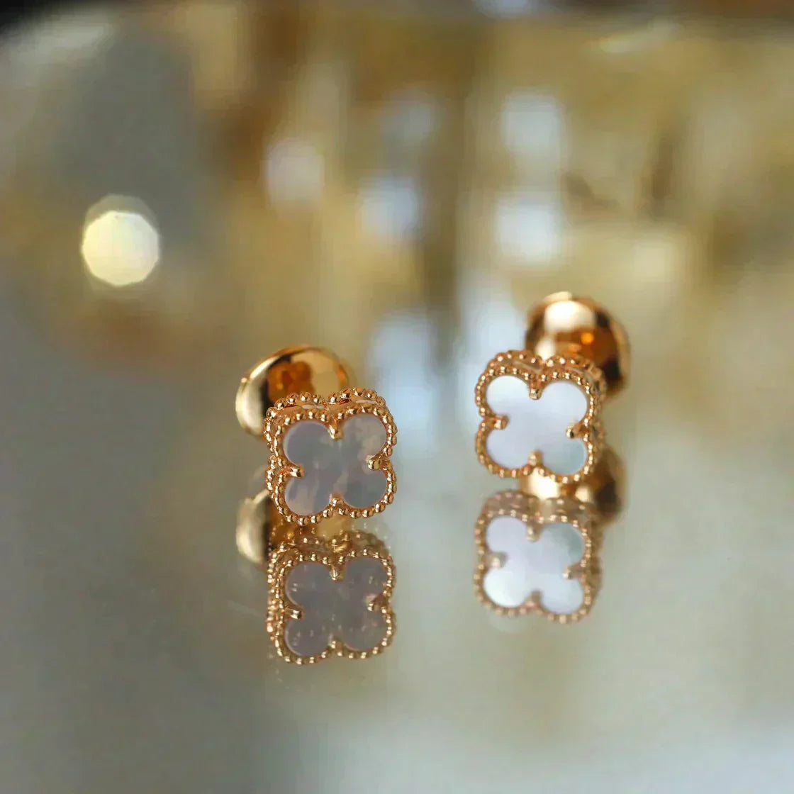 [Okajuri Jewelry]CLOVER MINI 9.5MM WHITE MOP EARRINGS