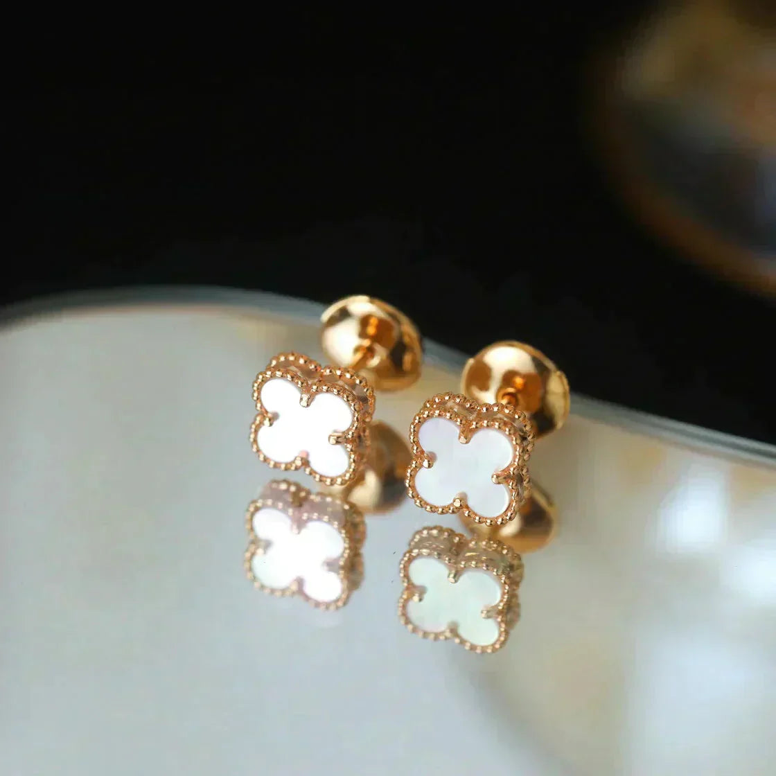 [Okajuri Jewelry]CLOVER MINI 9.5MM WHITE MOP EARRINGS