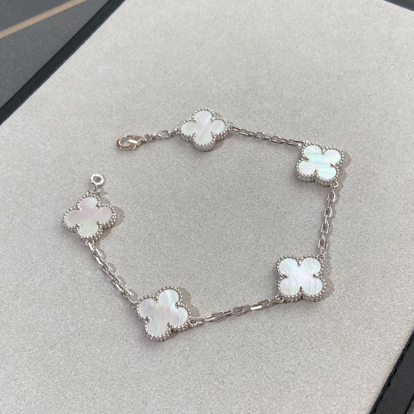 [Okajuri Jewelry]CLOVER WHITE PEARL MOP 5 MOTIF BRACELET COLLECTION