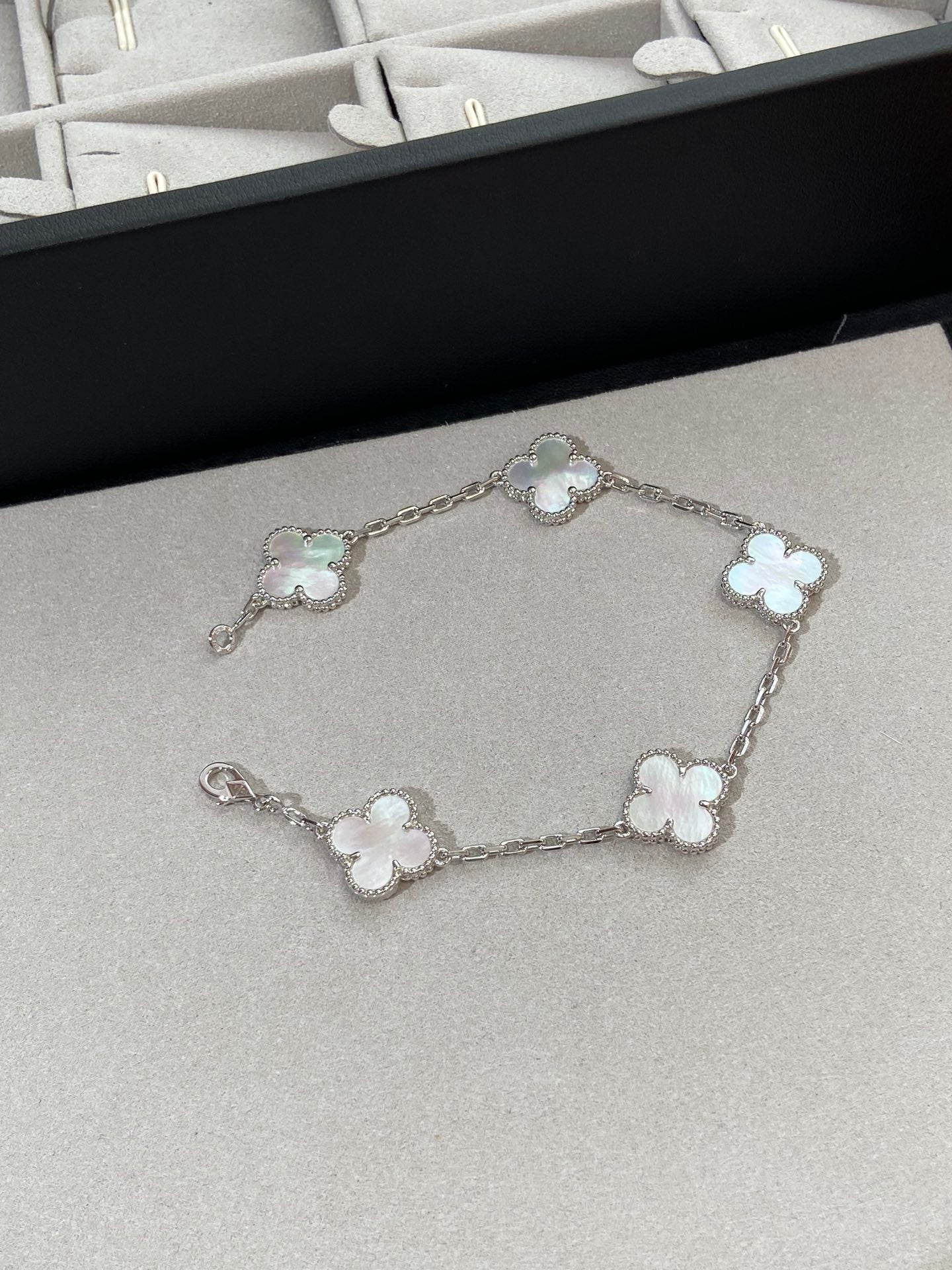 [Okajuri Jewelry]CLOVER WHITE PEARL MOP 5 MOTIF BRACELET COLLECTION