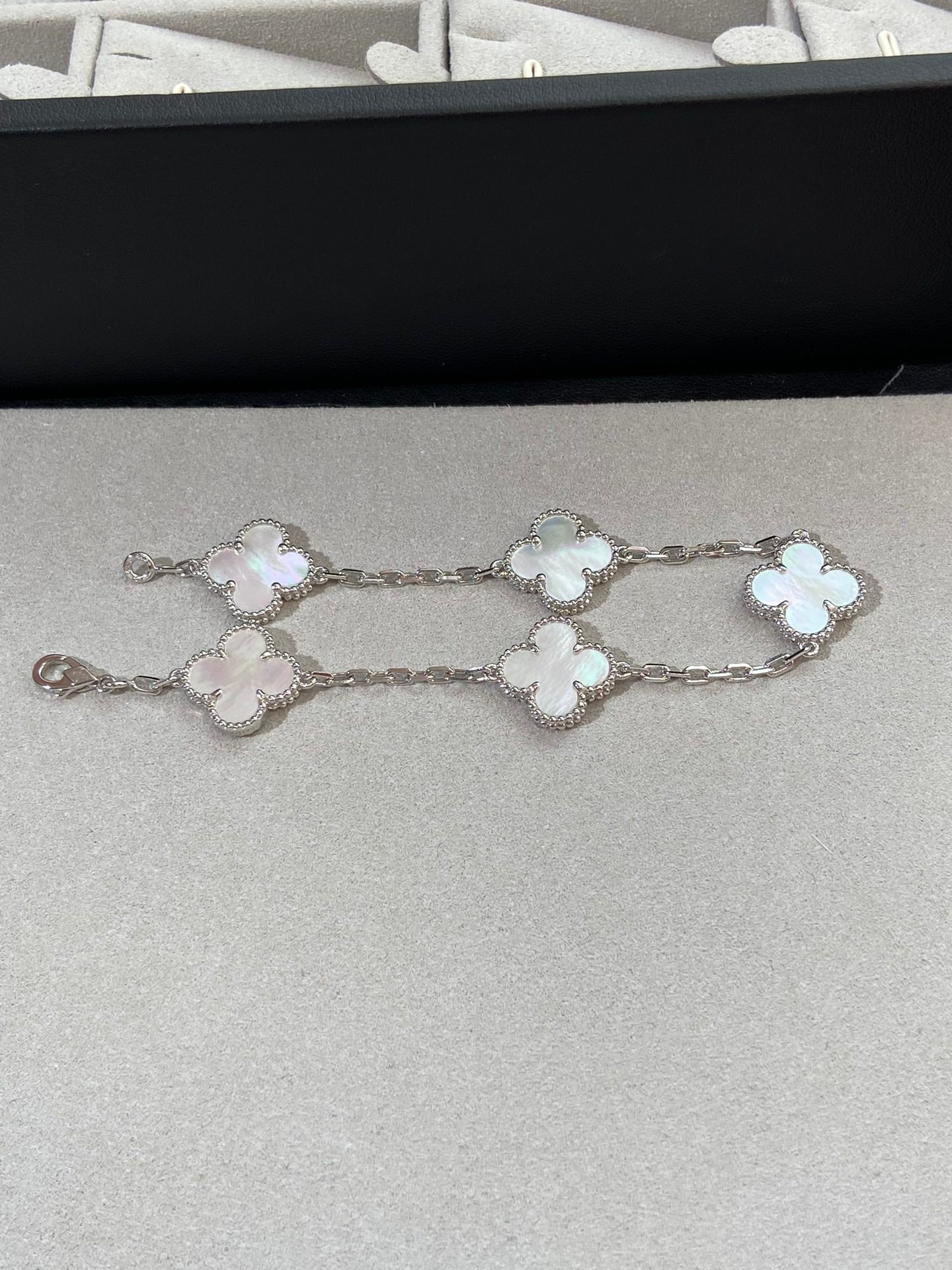 [Okajuri Jewelry]CLOVER WHITE PEARL MOP 5 MOTIF BRACELET COLLECTION