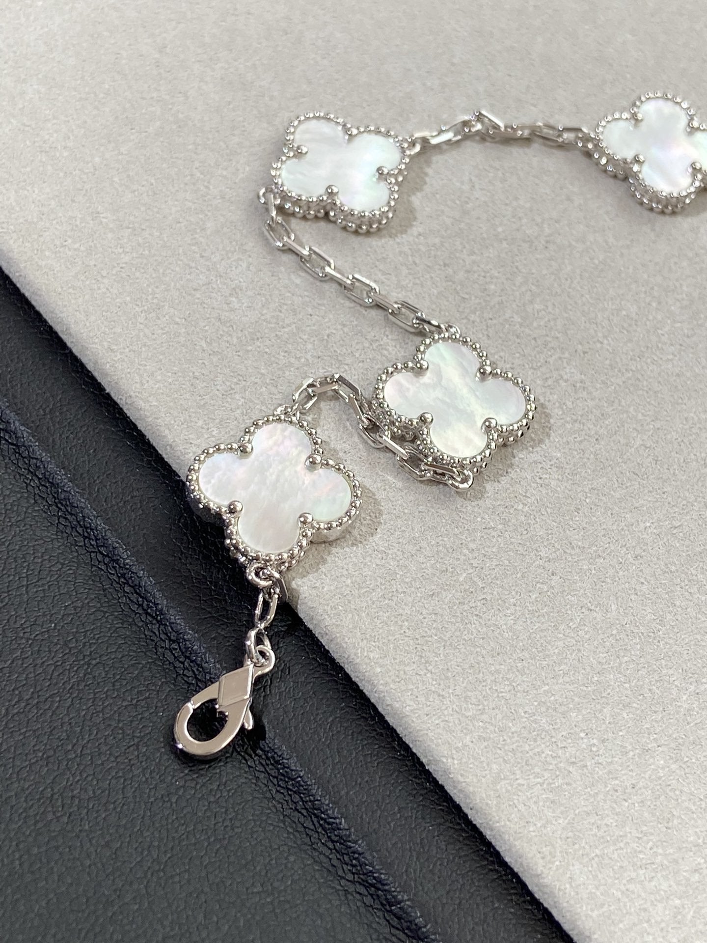 [Okajuri Jewelry]CLOVER WHITE PEARL MOP 5 MOTIF BRACELET COLLECTION