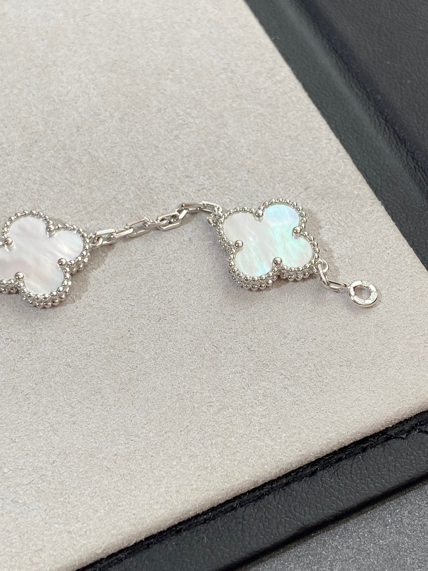 [Okajuri Jewelry]CLOVER WHITE PEARL MOP 5 MOTIF BRACELET COLLECTION