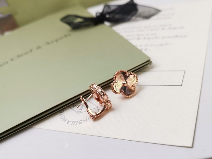 [Okajuri Jewelry]CLOVER MEDIUM STUD EARRINGS