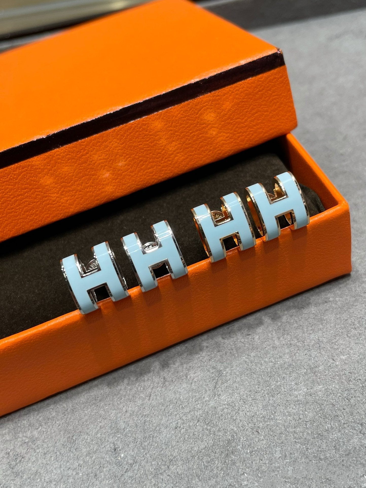 [Okajuri Jewelry]POP H SKY BLUE STUD EARRINGS