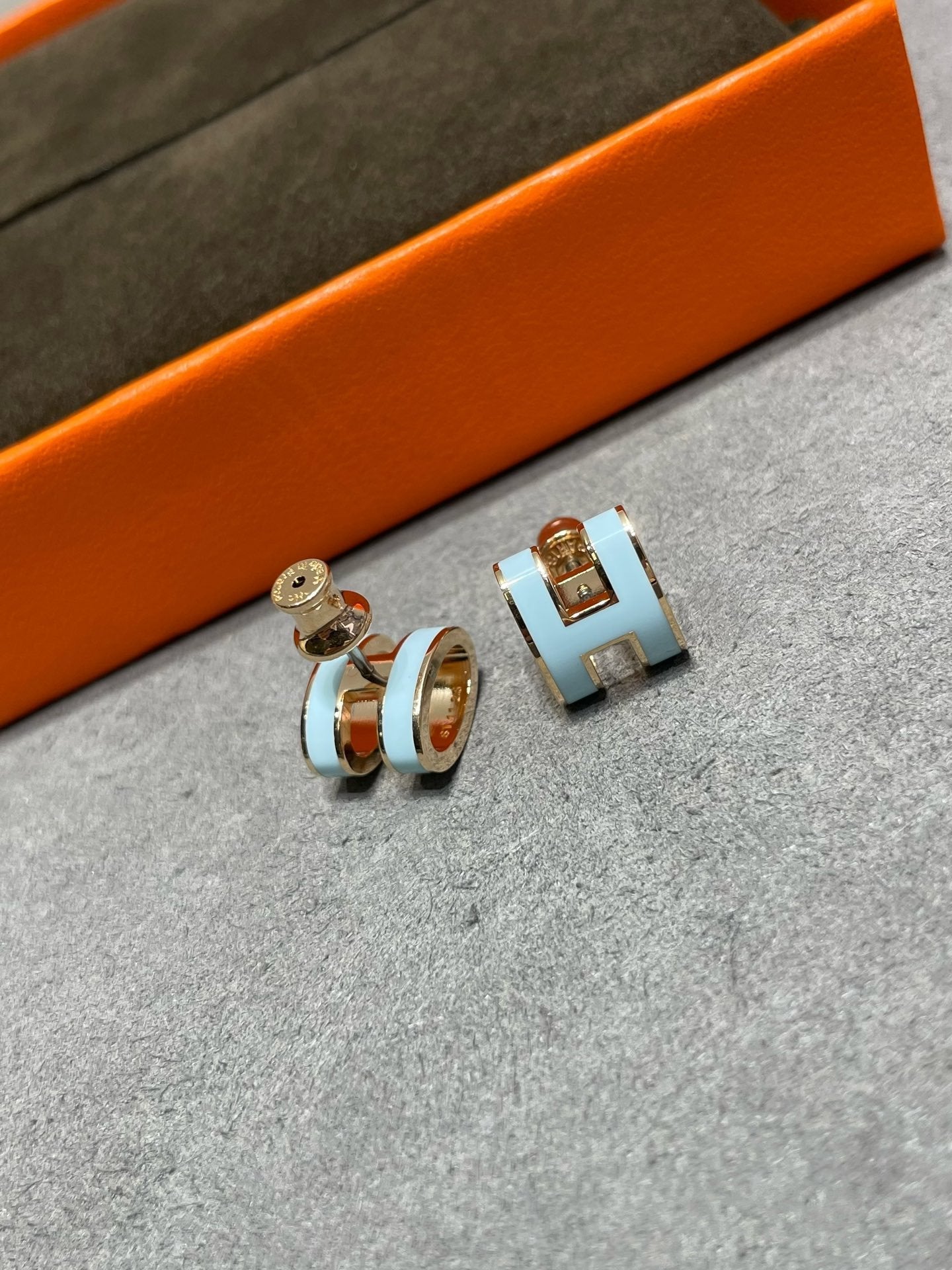 [Okajuri Jewelry]POP H SKY BLUE STUD EARRINGS