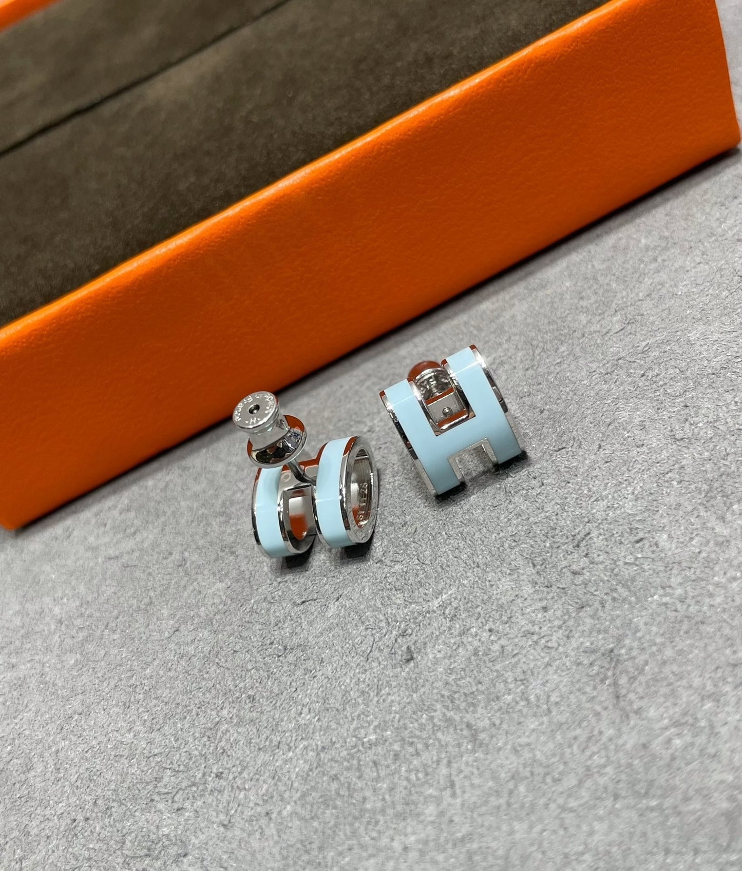 [Okajuri Jewelry]POP H SKY BLUE STUD EARRINGS