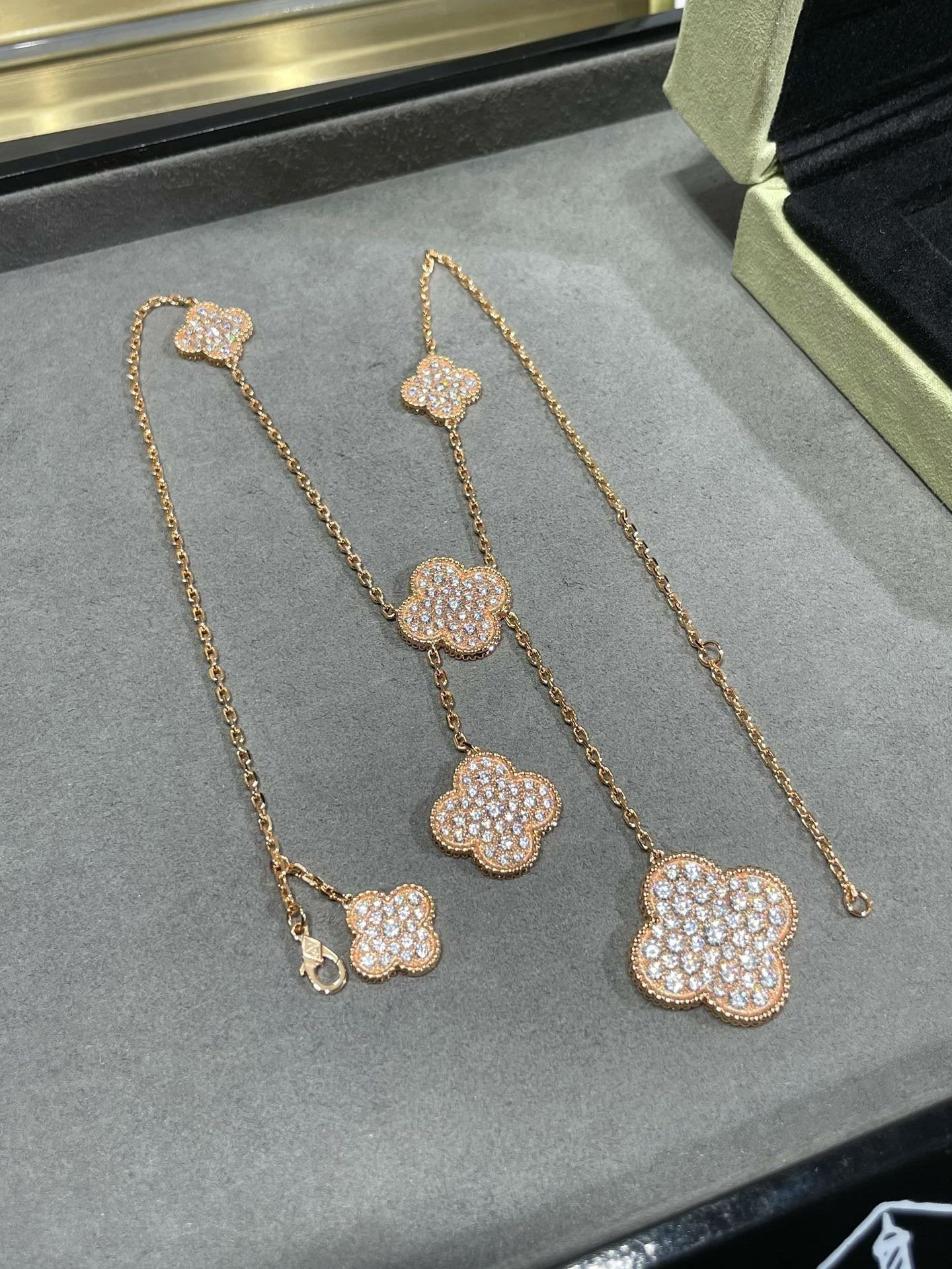 [Okajuri Jewelry]CLOVER 6 MOTIF DIAMOND PAVED NECKLACE