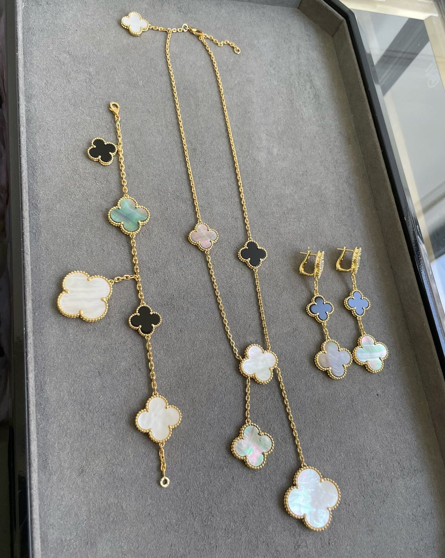 [Okajuri Jewelry]CLOVER 3 MOTIF MOP ONYX DARK MOP PINK GOLD EARRINGS