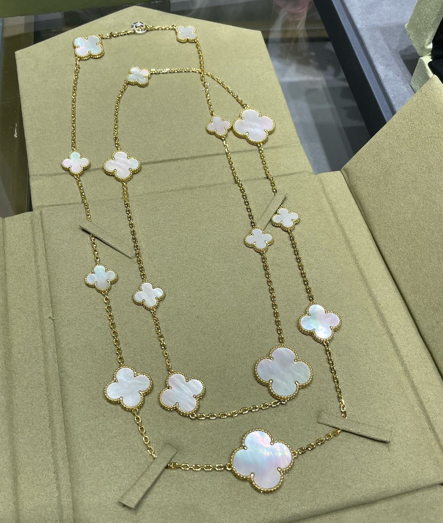 [Okajuri Jewelry]CLOVER 16 MOTIF WHITE MOP GOLD NECKLACE