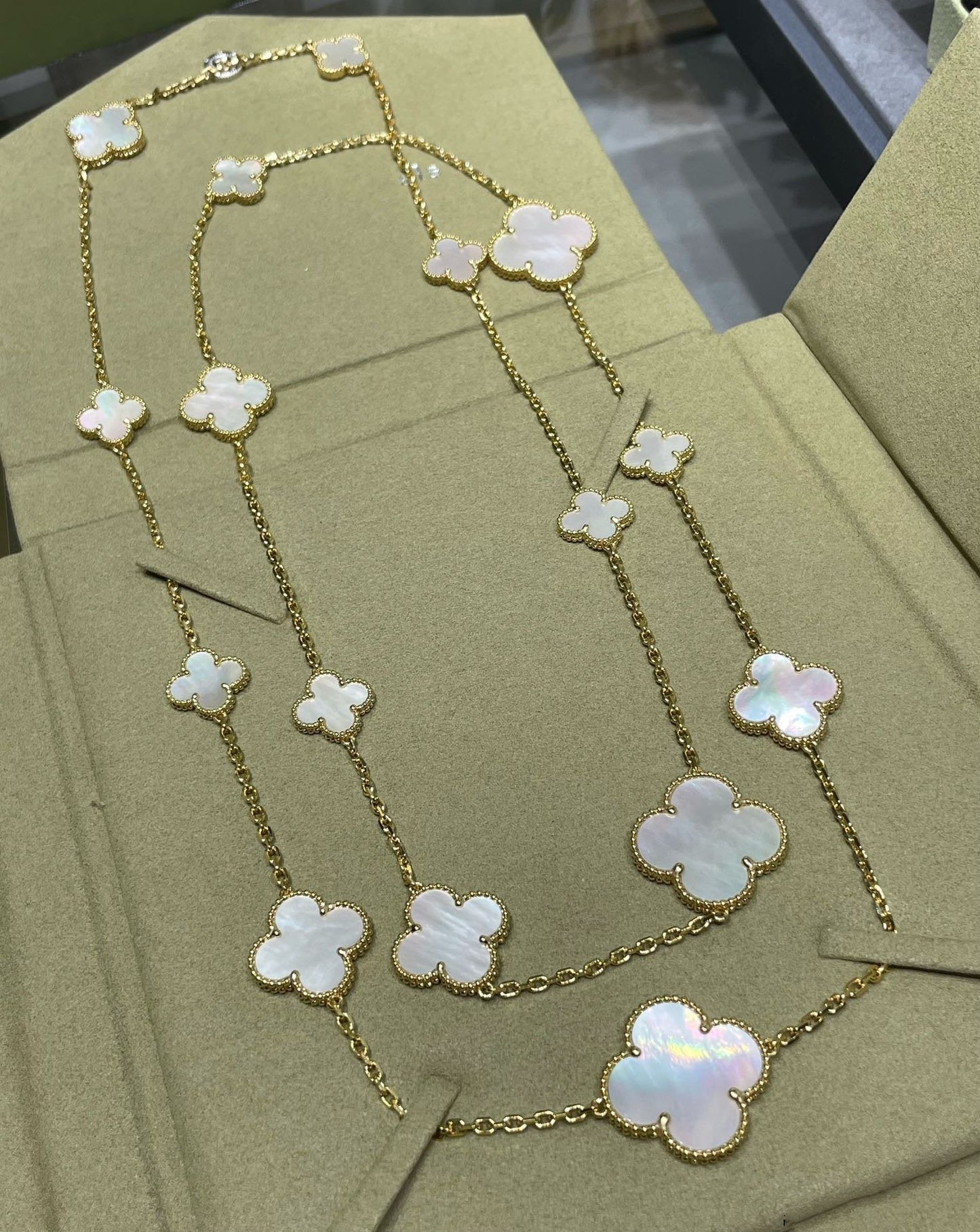 [Okajuri Jewelry]CLOVER 16 MOTIF WHITE MOP GOLD NECKLACE