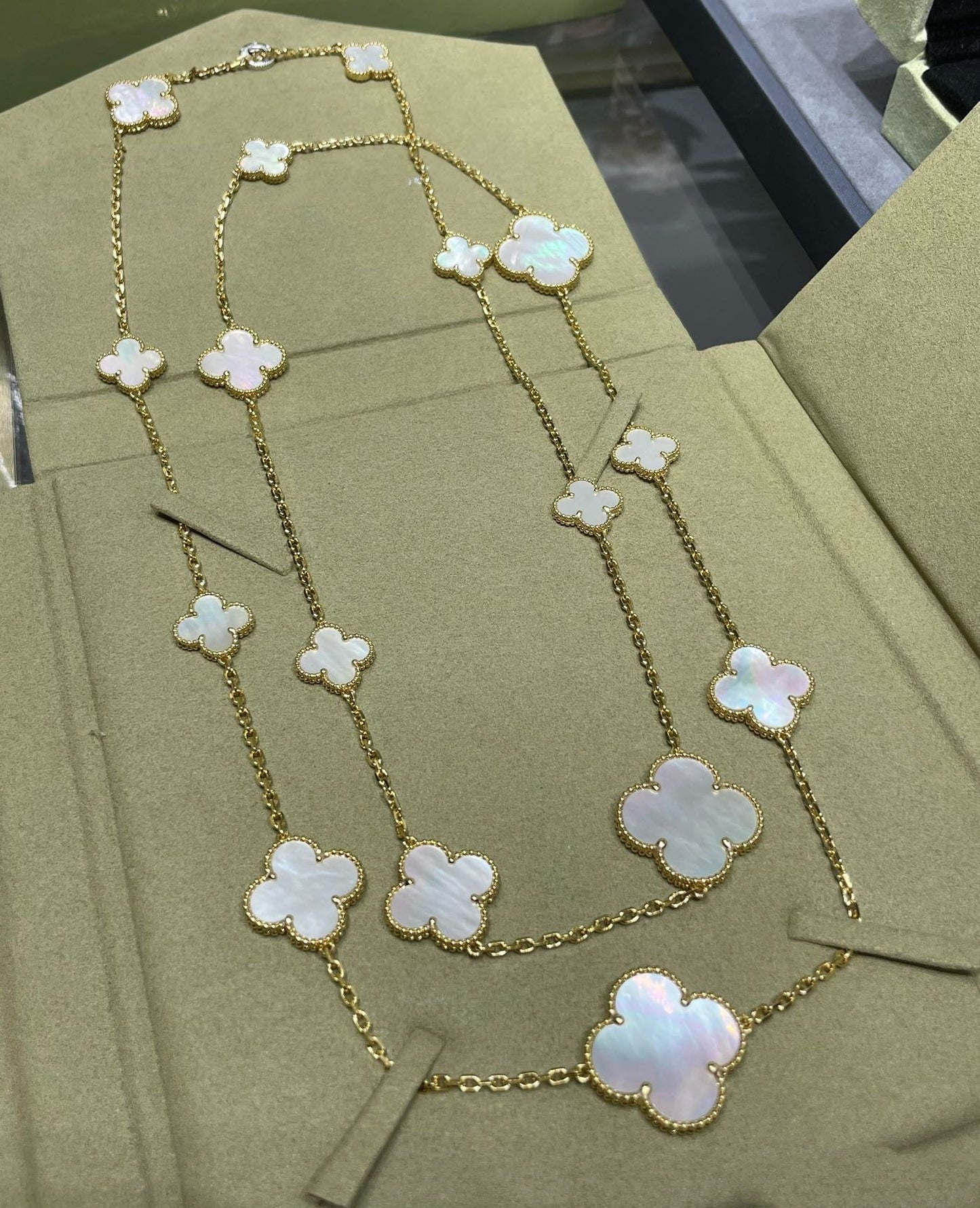 [Okajuri Jewelry]CLOVER 16 MOTIF WHITE MOP GOLD NECKLACE