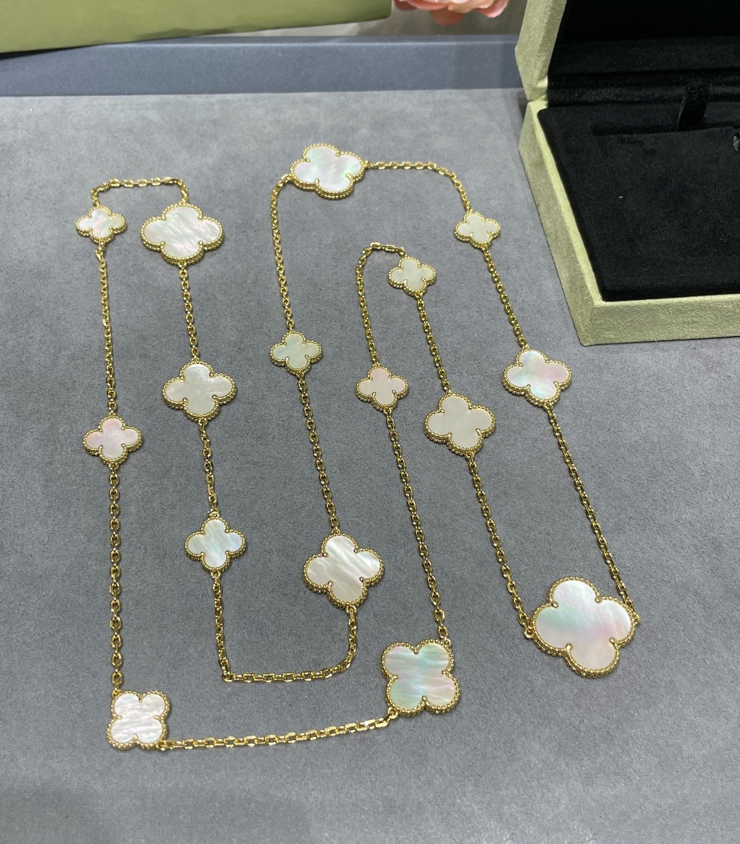 [Okajuri Jewelry]CLOVER 16 MOTIF WHITE MOP GOLD NECKLACE