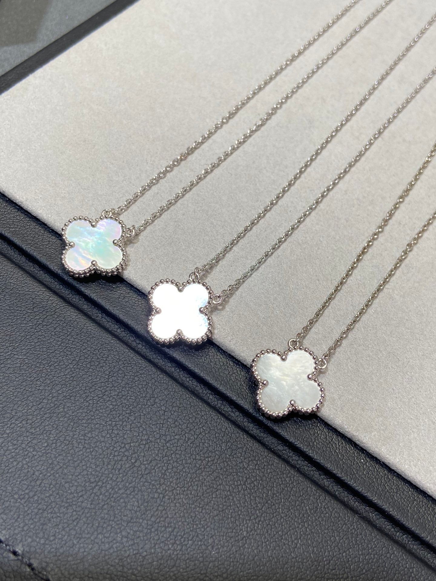 [Okajuri Jewelry]CLOVER MEDIUM SILVER WHITE MOP NECKLACE