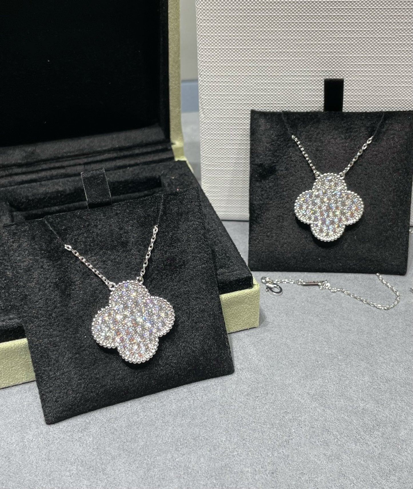 [Okajuri Jewelry]CLOVER 25MM LARGE PENDANT DIAMOND PAVED SILVER NECKLACE