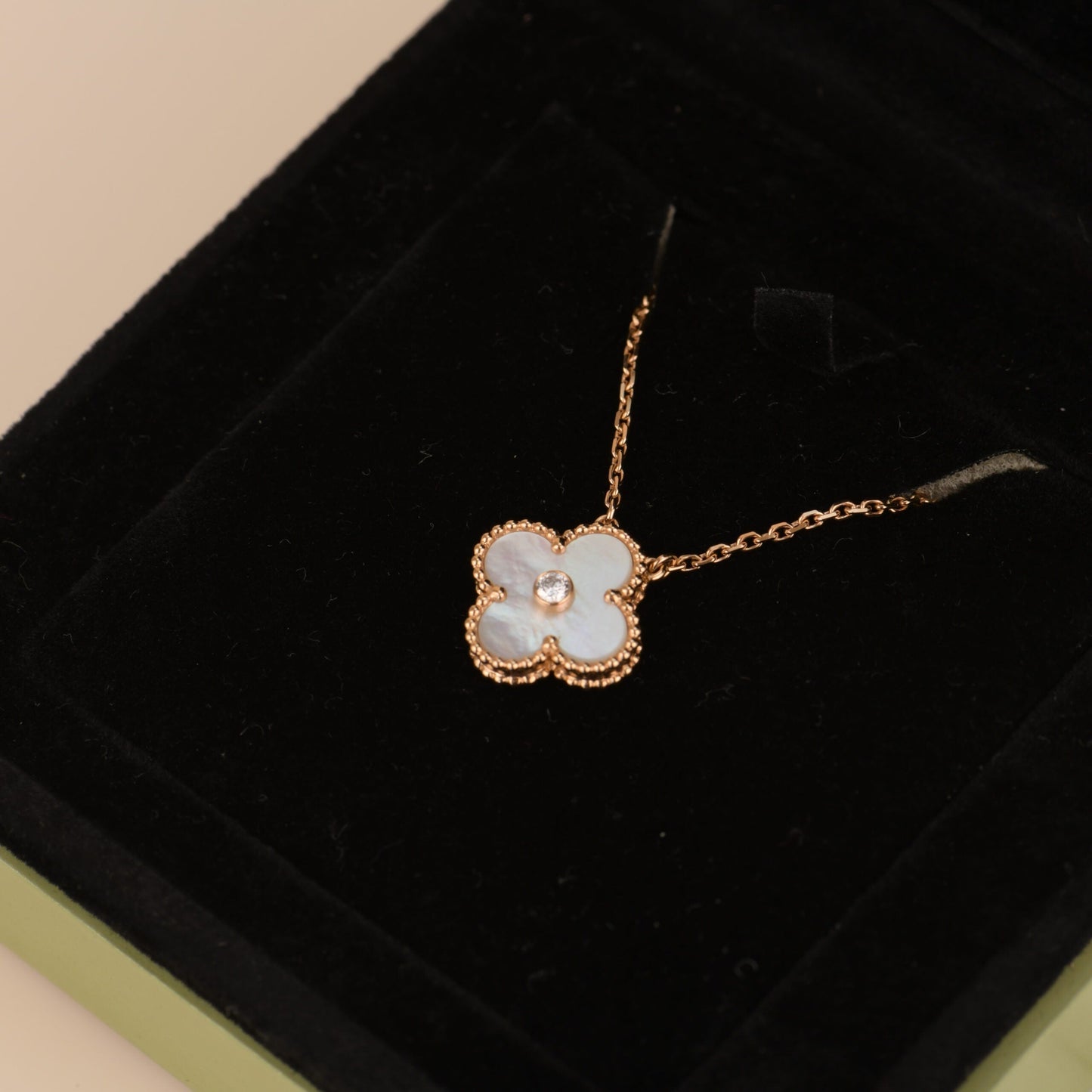 [Okajuri Jewelry]CLOVER 15MM DIAMOND WHITE FRITILLARIA NECKLACE