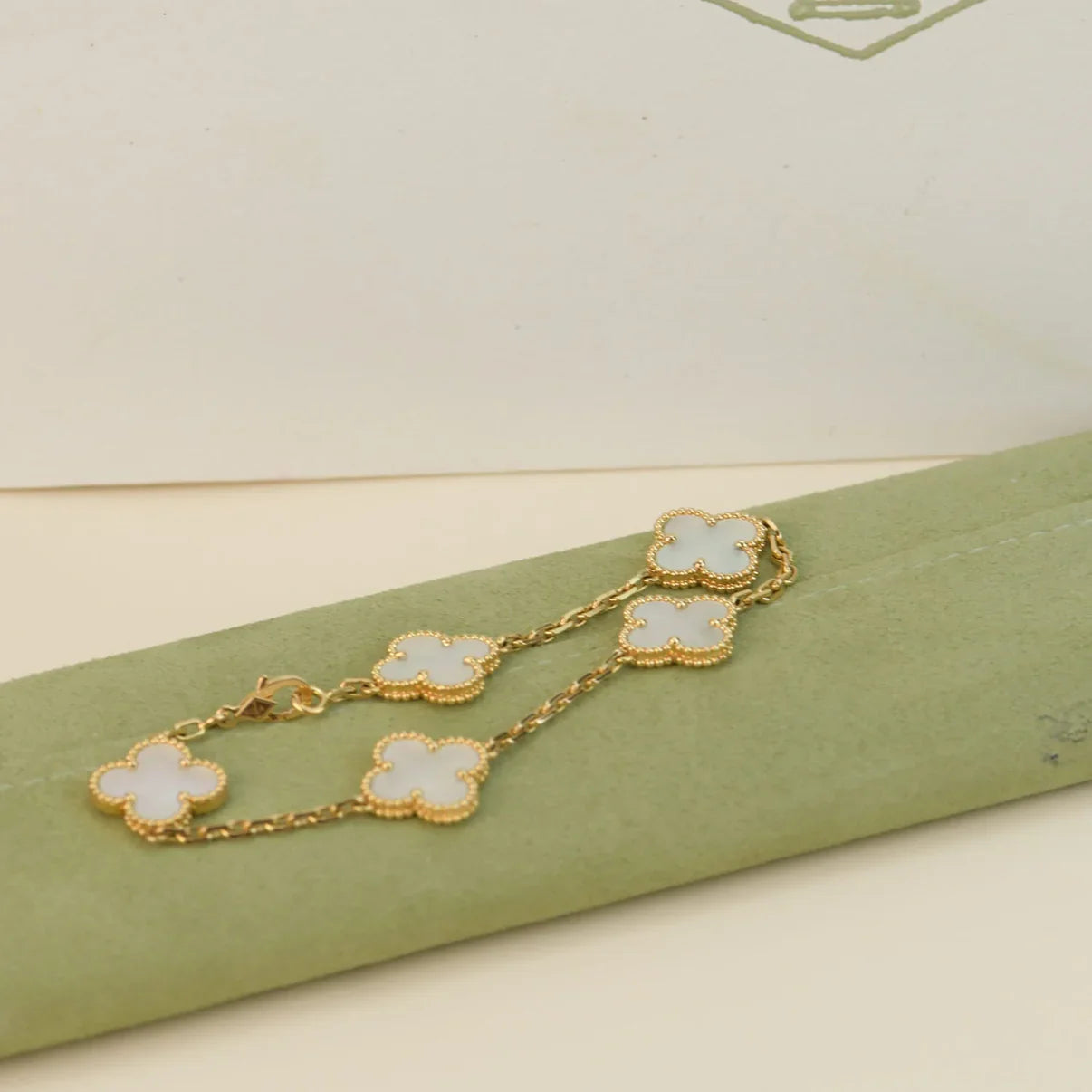 [Okajuri Jewelry]CLOVER WHITE PEARL MOP 5 MOTIF BRACELET COLLECTION