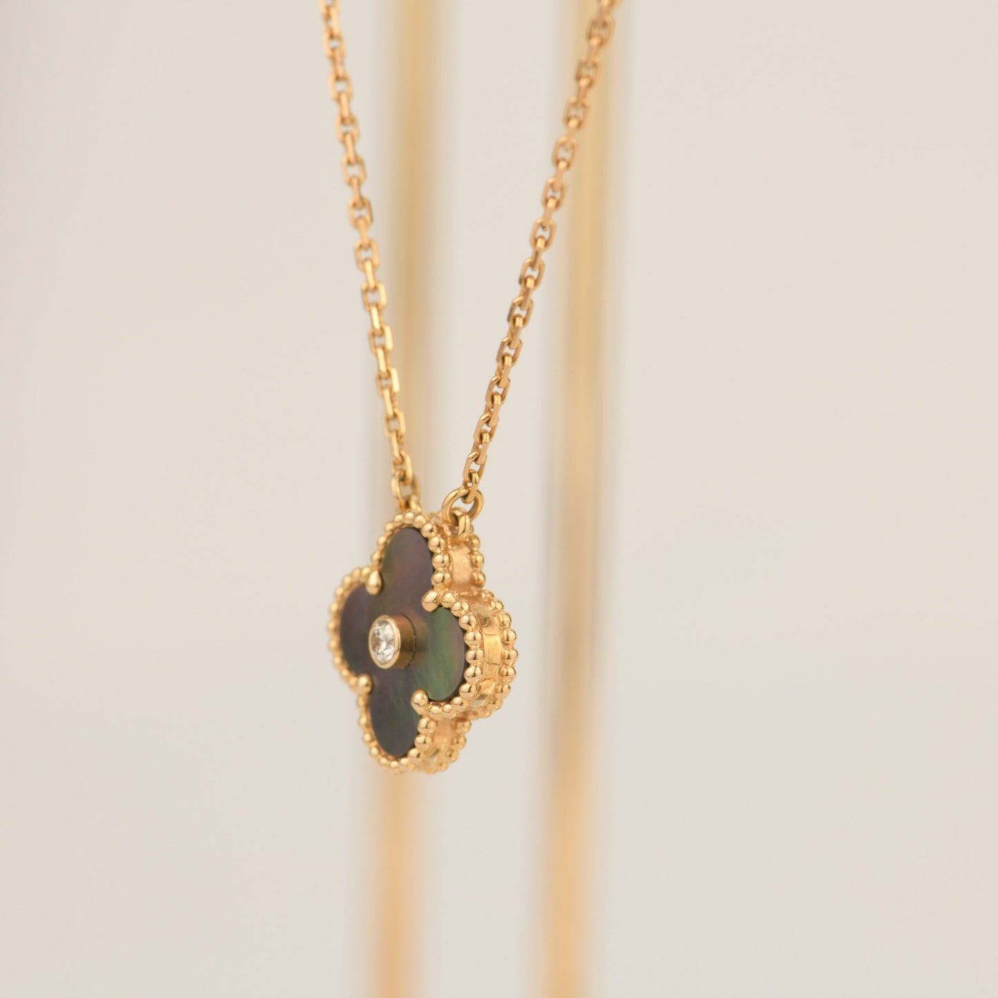 [Okajuri Jewelry]CLOVER 15MM DIAMOND AND MOTHER-OF-GREY NECKLACE