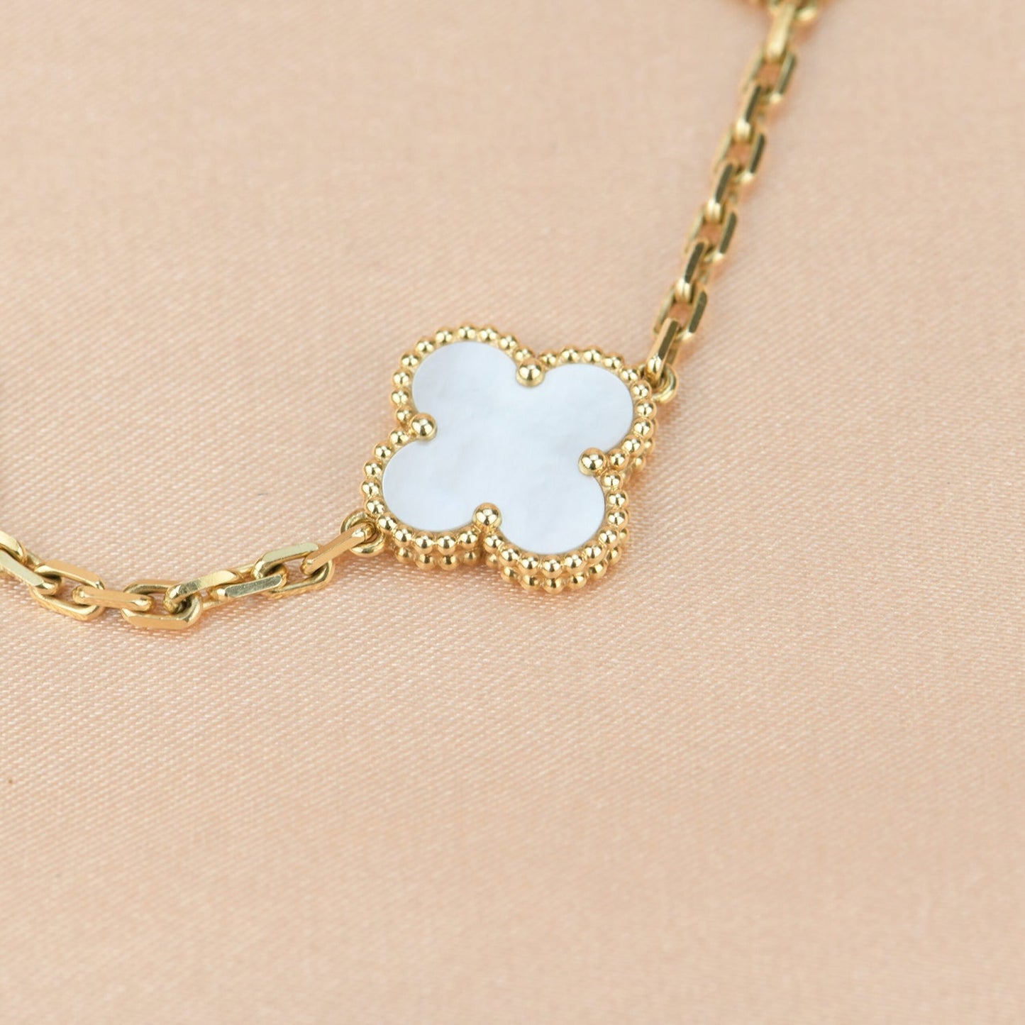[Okajuri Jewelry]CLOVER  5 MOTIF WHITE MOP BRACELET